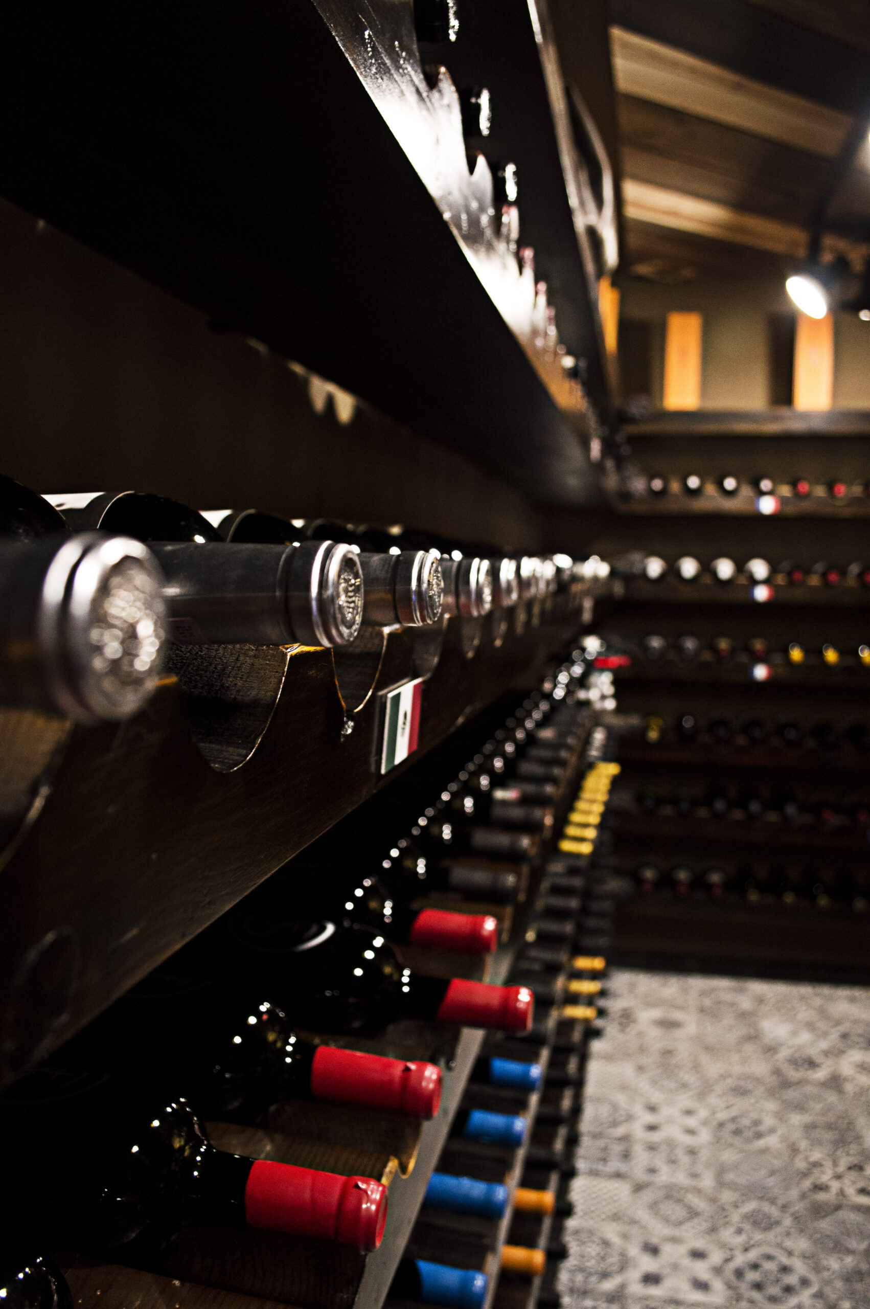 close-up-alcohol-bottles-shelf-bar close-up-alcohol-bottles-shelf-bar