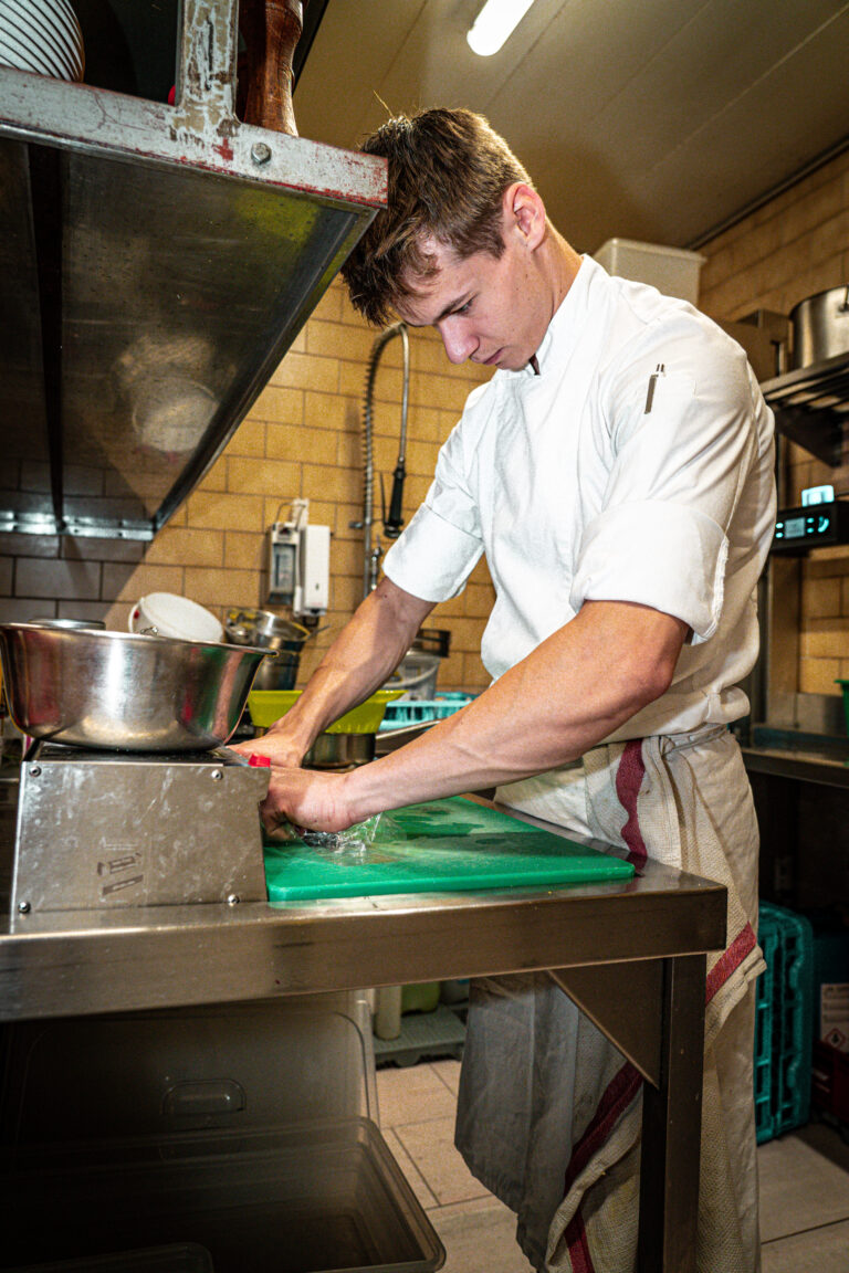 Cuisinier au travail dans la cuisine du Restaurant du Lac