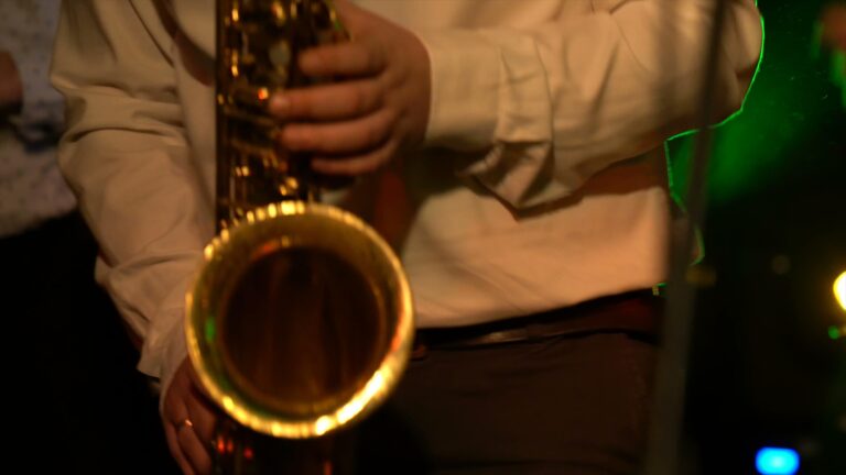 Saxophoniste lors d'une soirée jazz au Restaurant du Lac